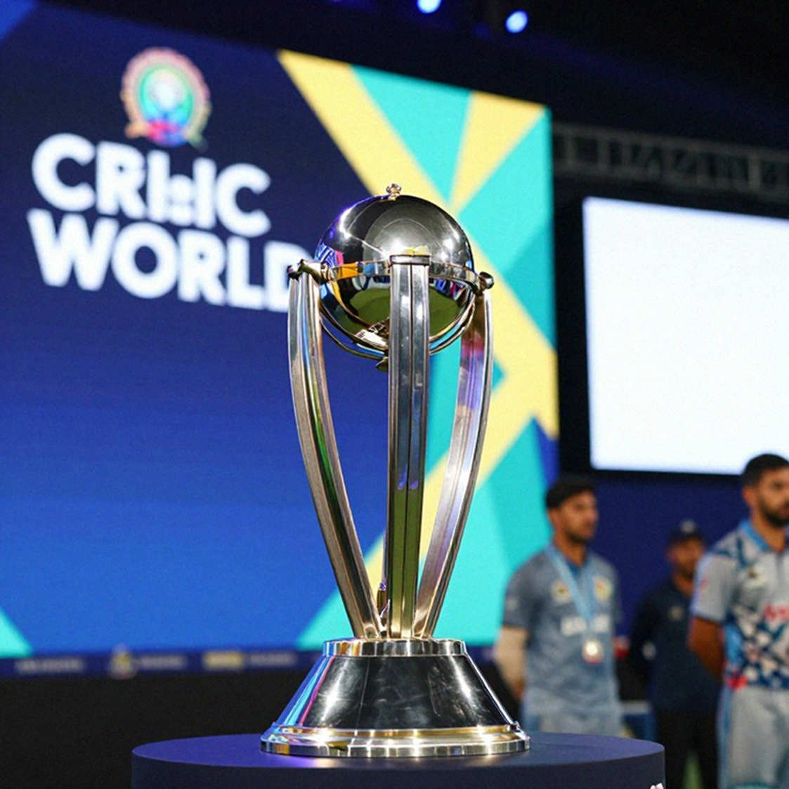 মিড-১২০ থেকে মিড-১৩০: মুম্বই ইন্ডিয়ানসের ব্যাকরুমে যে দরজাটা ধীরে খুলছে