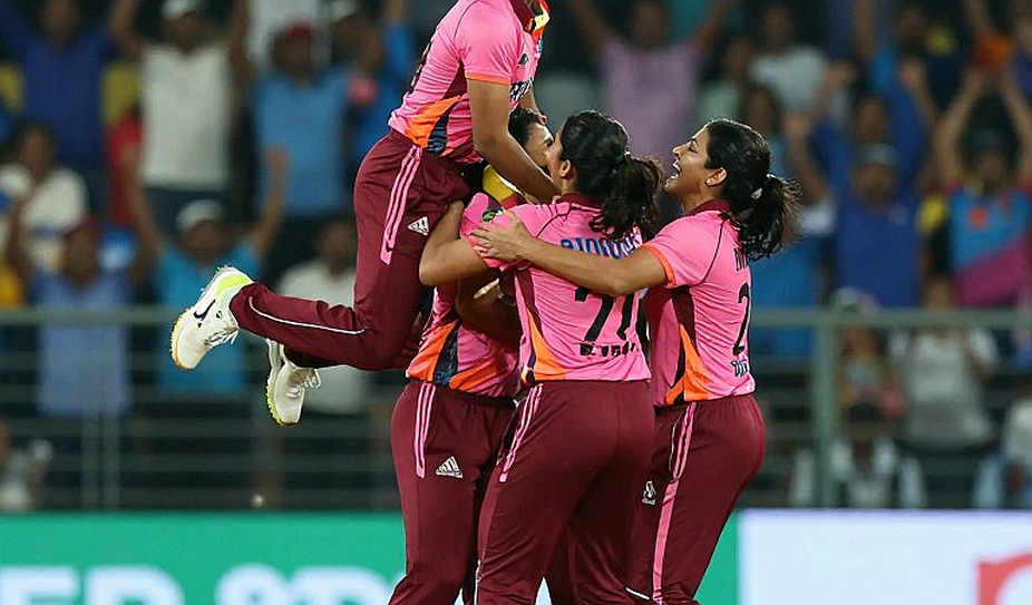 নিলামের হাতুড়ি আর খালি গ্যালারির নীরবতা: ফ্র্যাঞ্চাইজি ক্রিকেটের ট্রান্সফার-ভূতের গল্প